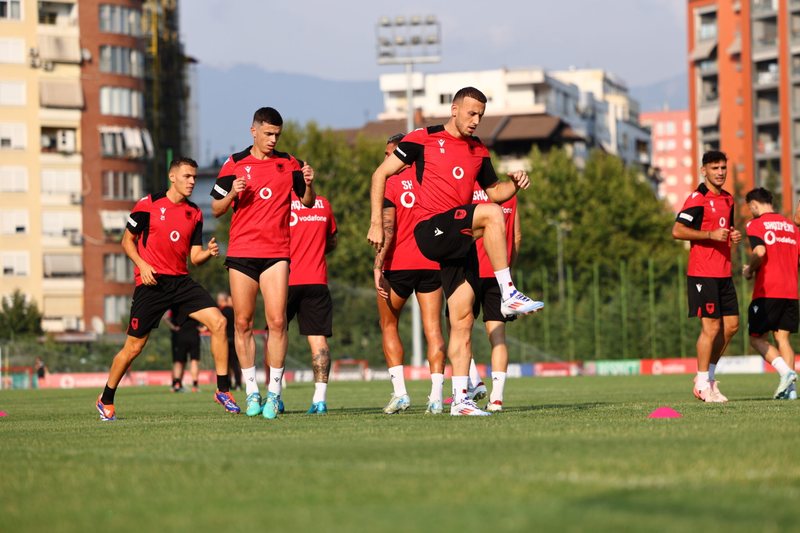 Nations League/ Kombëtarja zhvillon seancën e fundit stërvitore në “Shtëpinë e Futbollit” para nisjes për në Pragë