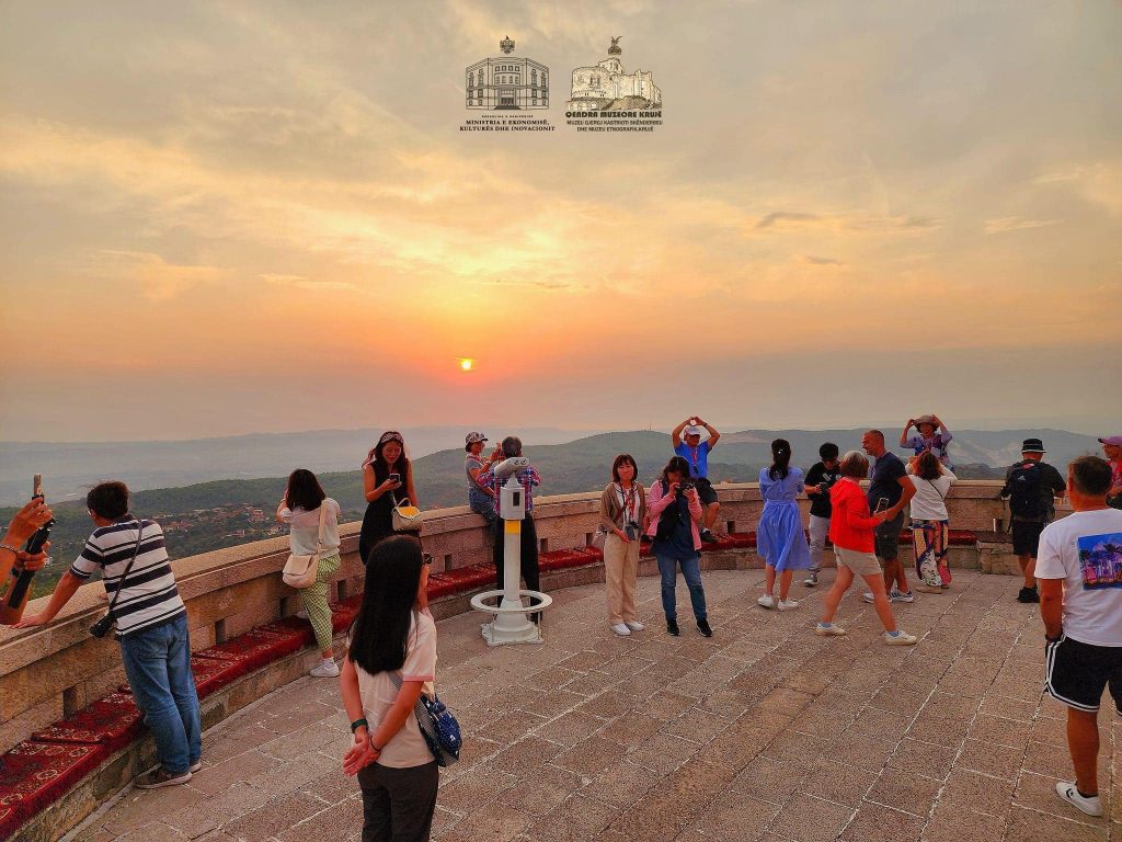 Turistët vizitojnë Muzeun Kombëtar “Gjergj Kastrioti Skënderbeu” në Krujë