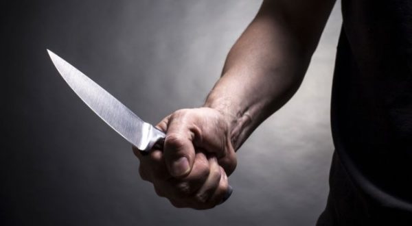 Plagosi me thikë 17-vjeçarin, arrestohet i riu në Korçë