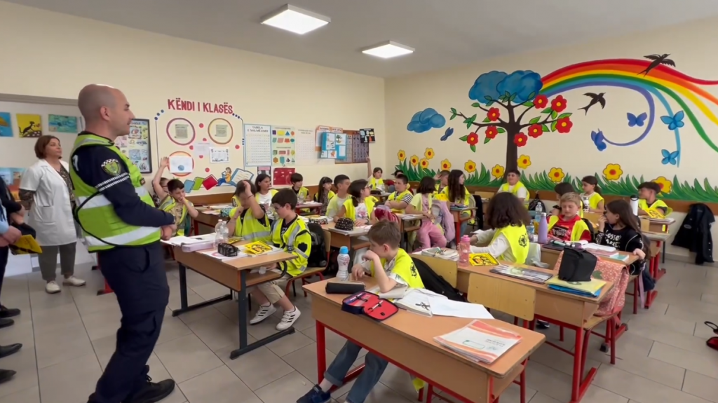 Siguria rrugore, Policia bashkëbisedim me nxënës të shkollave në Tiranë