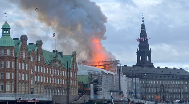 Zjarr në Kopenhagen, përfshihet nga flakët një nga ndërtesat më të vjetra, ngjitur tij, parlamenti danez