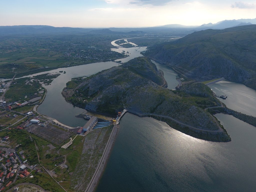 Impiant fotovoltaik me fuqi 8,25 MWp në anën e poshtme të digës së Zadejës