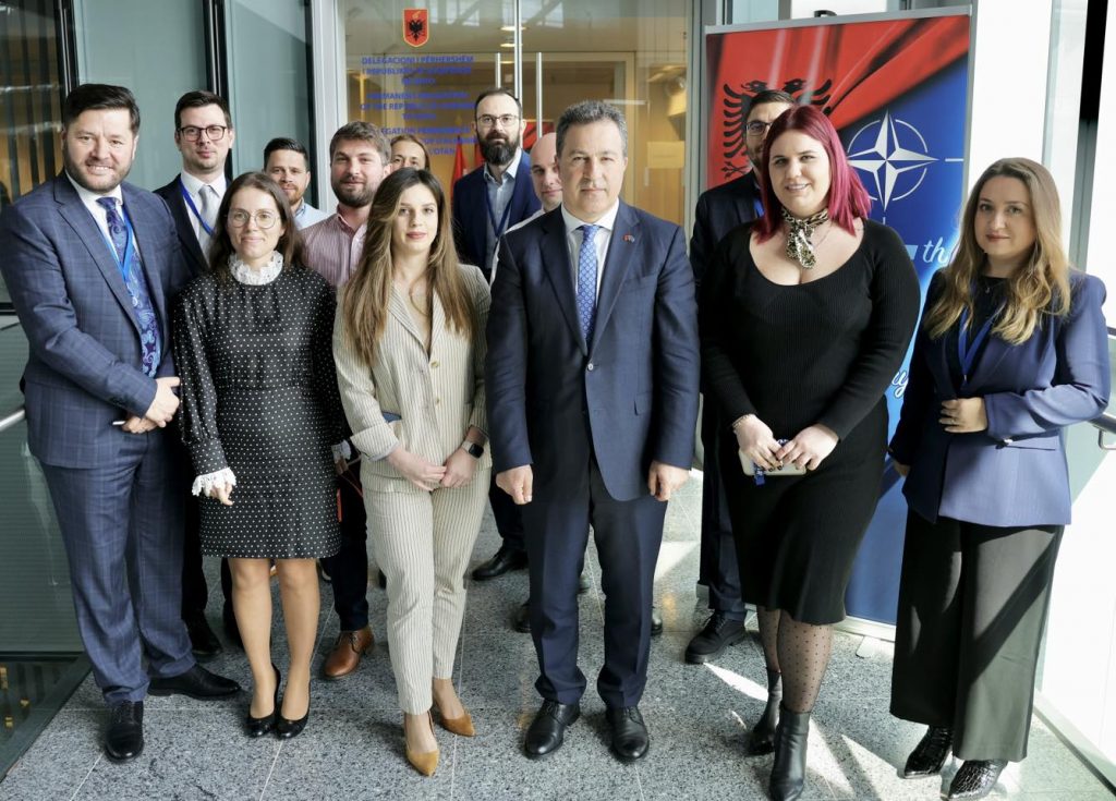 Peleshi takim me të rinjtë shqiptarë pjesë e stafit ndërkombëtar të NATO-s