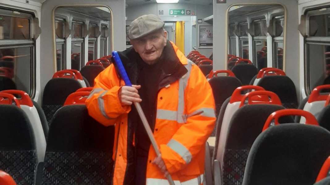 Preferon të pastrojë trenat, 80-vjeçari refuzon pensionin