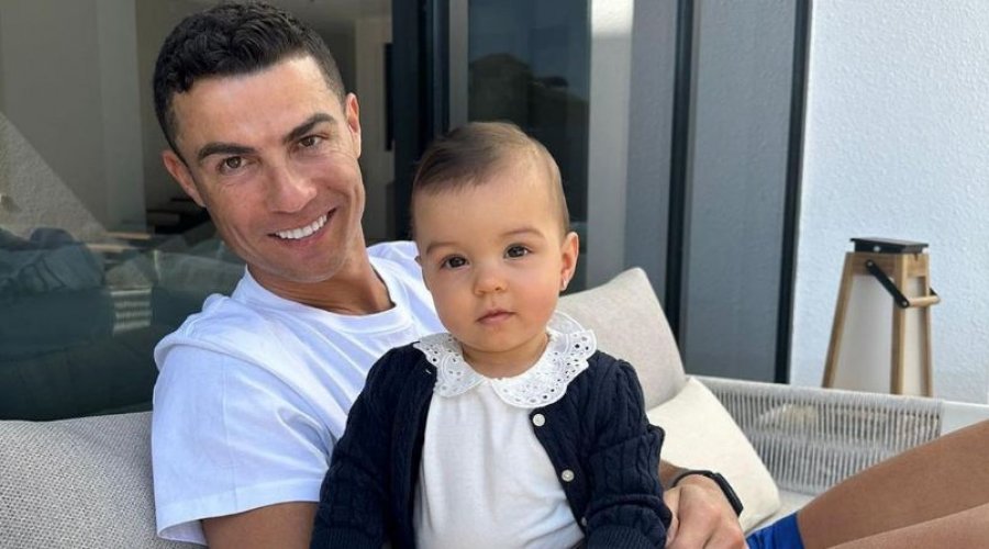 Binjaku i saj humbi gjatë lindjes, Cristiano Ronaldo i uron ditëlindjen e parë 'rrezes së tyre të shpresës'