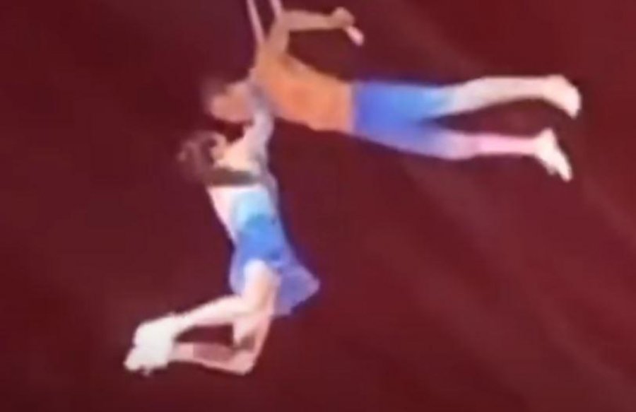Akrobatja vdes gjatë performancës live pasi bie nga lartësia (VIDEO)
