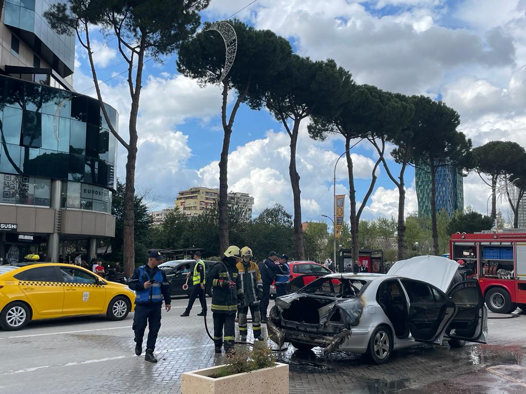 Merr flakë një automjet pranë Kryeministrisë në Tiranë