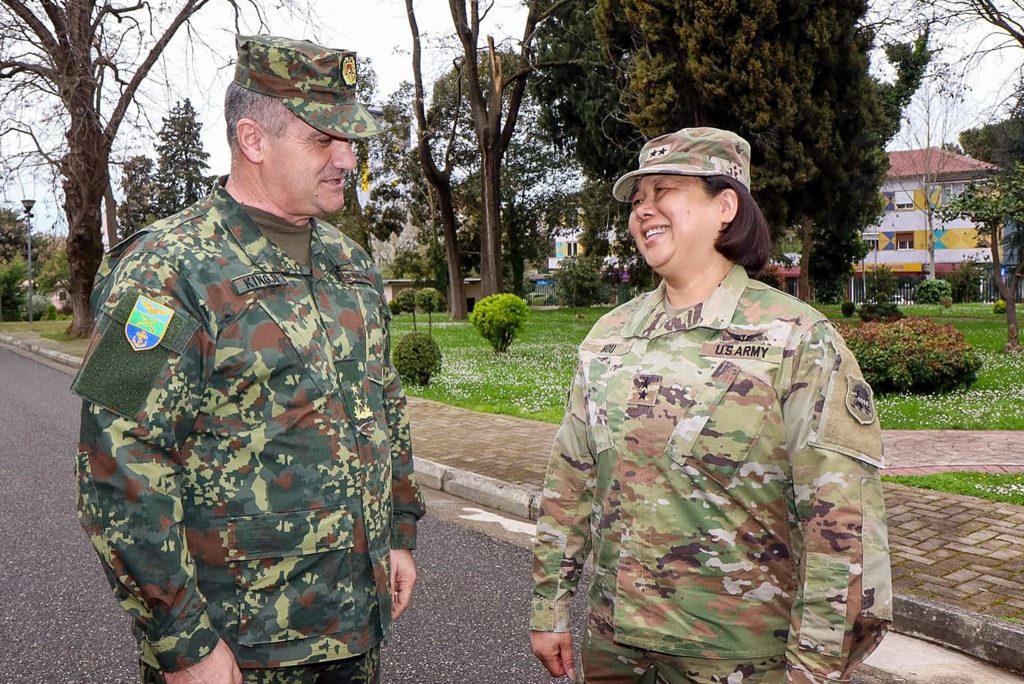 Hapja e Bazës Ajrore të Kuçovës dhe 15-vjetori i anëtarësimit në NATO, gjeneralmajorja Lisa Hou vizitë në Shqipëri