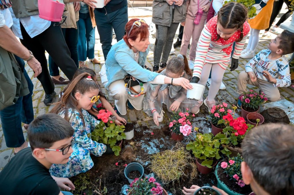 Rama: Atmosferë me ngjyra pranverore nga Pazari i Gjirokastrës ku fëmijët mësojnë ta duan natyrën