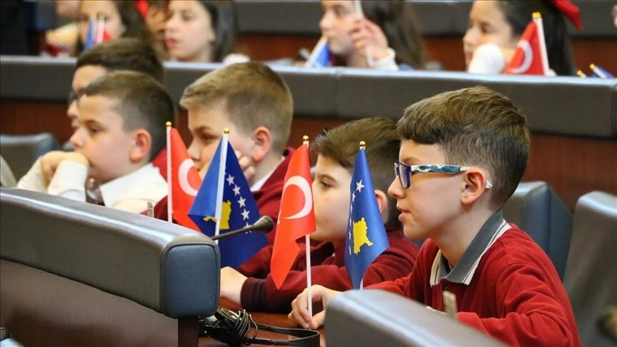 Filloristë të komunitetit turk vizituan Kuvendin e Kosovës me rastin e Ditës së Turqve