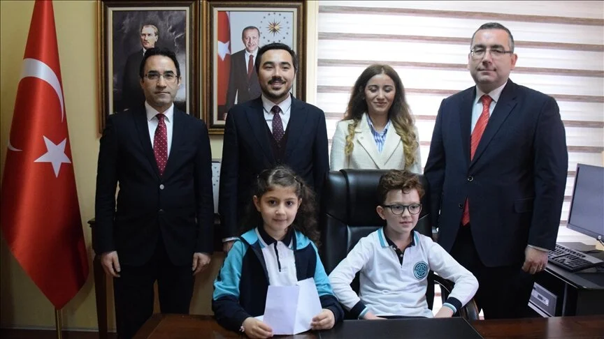 Ambasadori turk në Tiranë takon nxënësit për Ditën e Sovranitetit Kombëtar dhe Fëmijëve