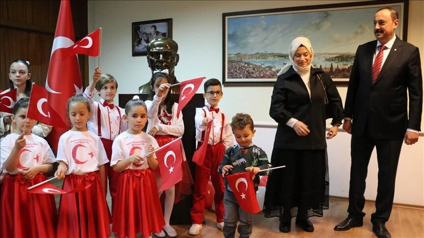Ambasadori turk në Shkup takon nxënësit për Ditën e Sovranitetit Kombëtar dhe Festën e Fëmijëve