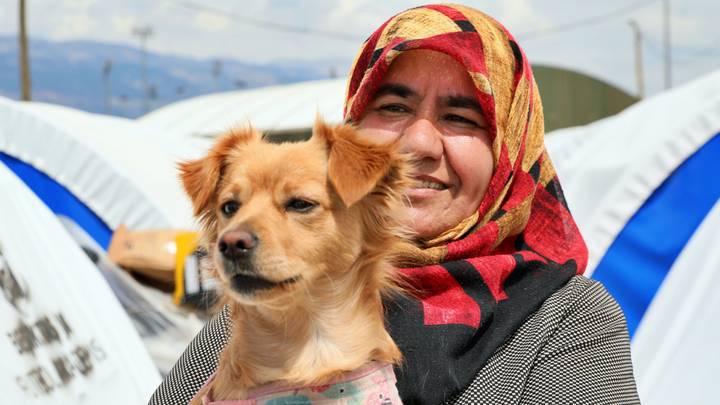 E mbijetuara nga tërmeti bashkëjeton me qenin që ia shpëtoi jetën