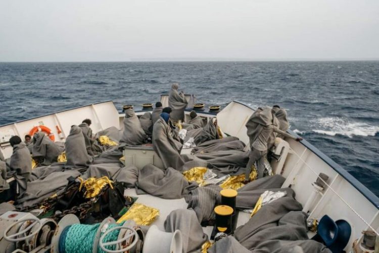 Emigrantët nuk ndalen, mbi 800 persona mbërrijnë në ishullin e Italisë me varka