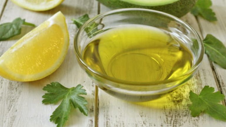 Trajtimi me lëng limoni dhe vaj ulliri për rininë e fytyrës