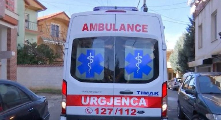 Tiranë, 56-vjeçari bie nga kati i katër i ballkonit, transportohet në spital