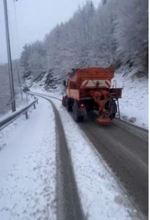 Ulen temperaturat, borë dhe reshje shiu në Korçë, ja si është gjendja në akset rrugore