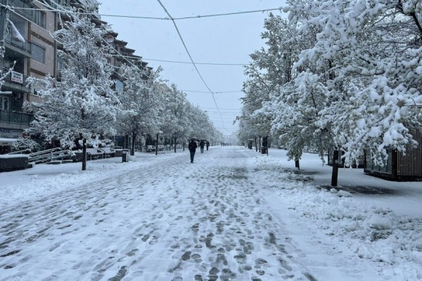 Dimër në pranverë, dëbora mbulon rrugët e sheshet e Prishtinës