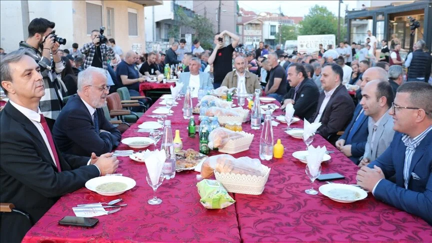 Kryeministri Xhaferi së bashku me ambasadorin turk marrin pjesë në iftarin e shtruar në Veles
