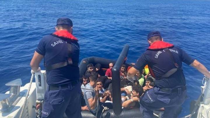 Türkiye shpëton 22 emigrantë të parregullt pasi Greqia i ktheu në Egje