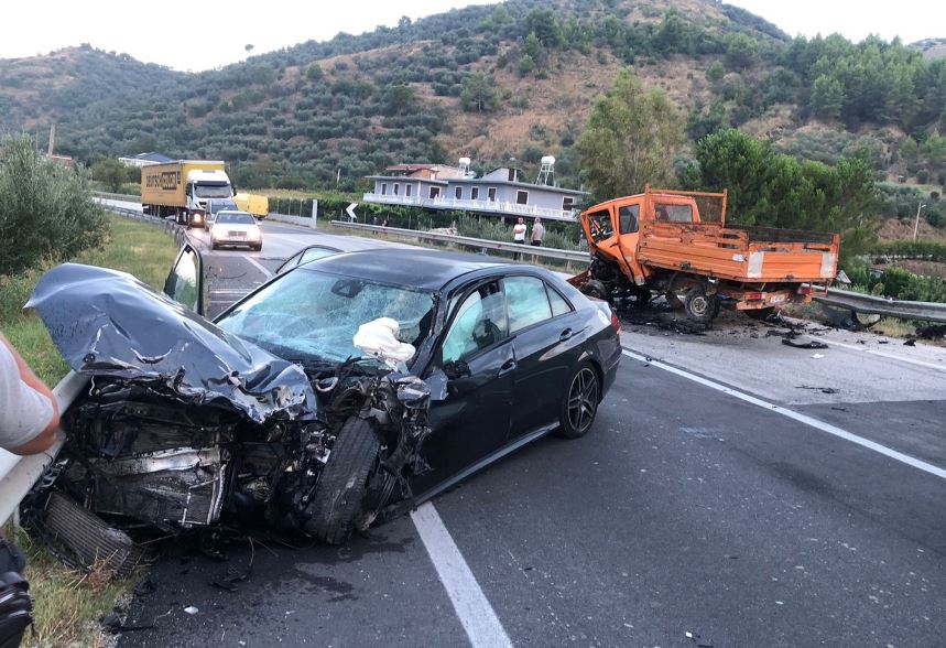 Përplaset makina me kamionçinën në Elbasan, plagosen dy shoferët dhe dy pasagjerë