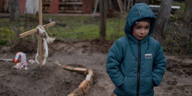 Djali ukrainas njeh fytyrën e babait mes fotove të kujtimit të të rënëve