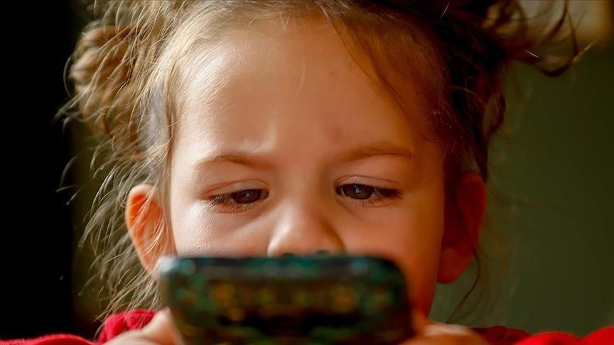 Telefonat celularë rrisin rrezikun e miopisë tek fëmijët
