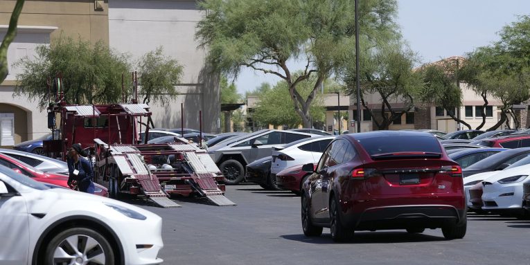 Tesla tërheq mbi se 1.6 milionë makina për probleme me softuerit në distancë