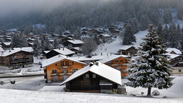Nga 30 gradë Celsius në një peizazh të bardhë, bie borë në Zvicër katër ditë pas vapës