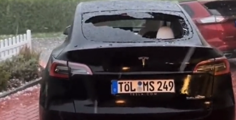 Zvicër, breshëri thyen xhamin e një makine Tesla