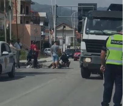 Motori përplas një biçikletë në Pogradec, përfundojnë në spital drejtuesit e tyre