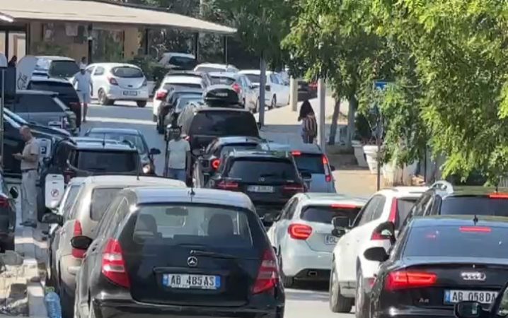 Kamioni pëson defekt në aksin rrugor “Vlorë-Llogara”, bllokohet qarkullimi