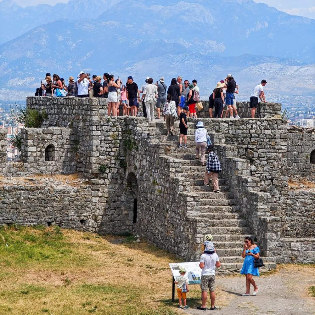 Rama ndan foto nga turistët në Kalanë e Rozafës