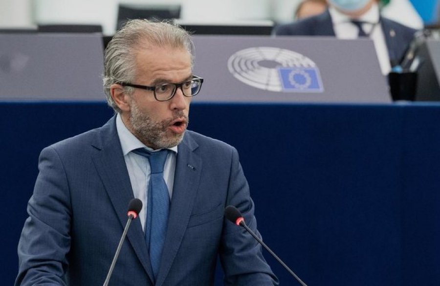 Eurodeputeti holandez: Shpresoj që BE-ja t’i heqë masat ndaj Kosovës në shtator