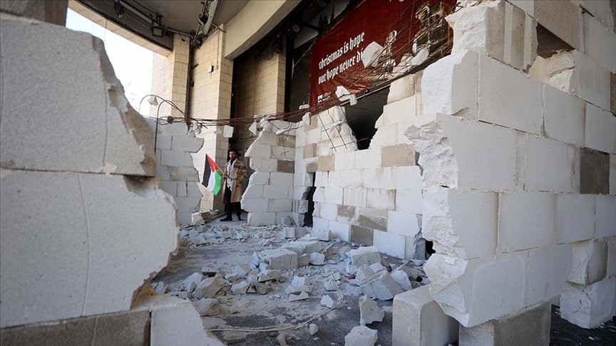 Në solidaritet me Gazën, para Komunës Ramallah vendosen rrënoja në vend të bredhit të Krishtlindjes