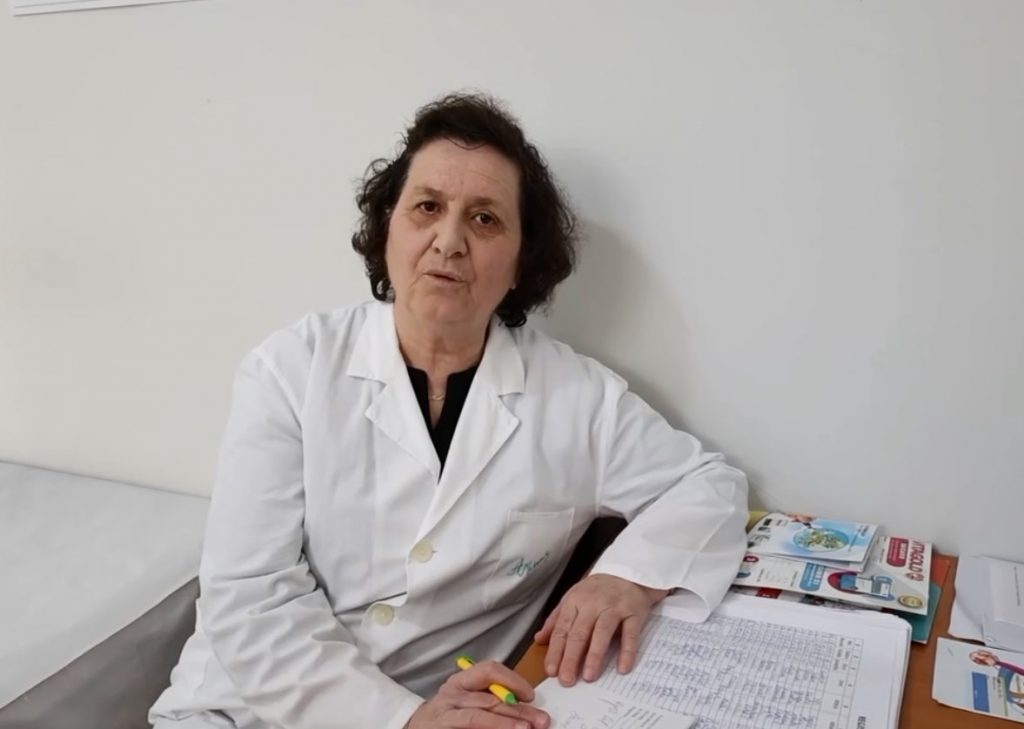 Koçiu: Mjekja okuliste Lida Papa, kontribut vullnetar në Spitalin Bashkiak të Kuçovës