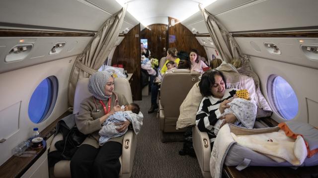 15 foshnja të tjera viktima të tërmetit u sollën në Ankara me avionin presidencial