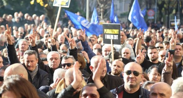 Protesta e opozitës para Kryeministrisë, demokratët organizim individual, nisen drejt Tiranës me makinat private