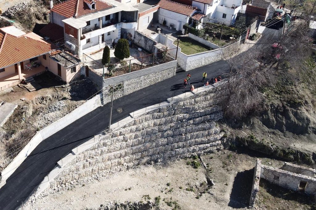 Rehabilitohet rruga “Perlate” në Krujë, Bushi: Banesave i jepet tjetër vlerë
