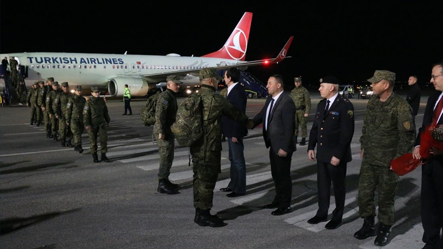 Pjesëtarët e FSK-së kthehen nga Turqia, priten në aeroport nga Kurti