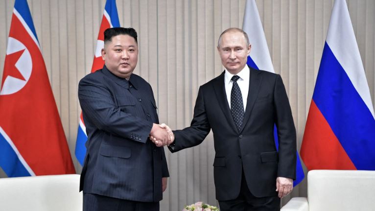 “Shkëmbejnë armatime me ushqime”, zbulohet marrëveshja Putin- Kim Yong Un: Rreth 6700 kontejnerë me municion kanë mbërritur në Rusi