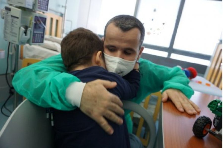 Itali: Babai shqiptar i dhuron mushkërinë djalit 5-vjeçar, realizohet transplanti i rrallë