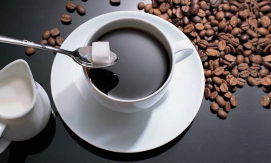 Si është më mirë ta pimë kafen, me apo pa sheqer?