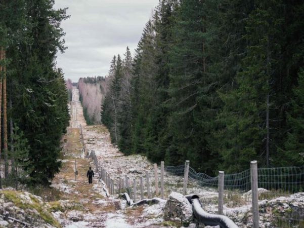 Tela me gjemba dhe sensorë, Finlandë nis punën për ndërtimin e një muri në kufirin me Rusinë