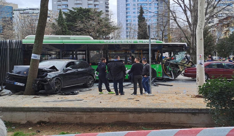 Aksidenti i shumëfishtë në Tiranë/ Autobusi u përplas me makinat, arrestohet shoferi
