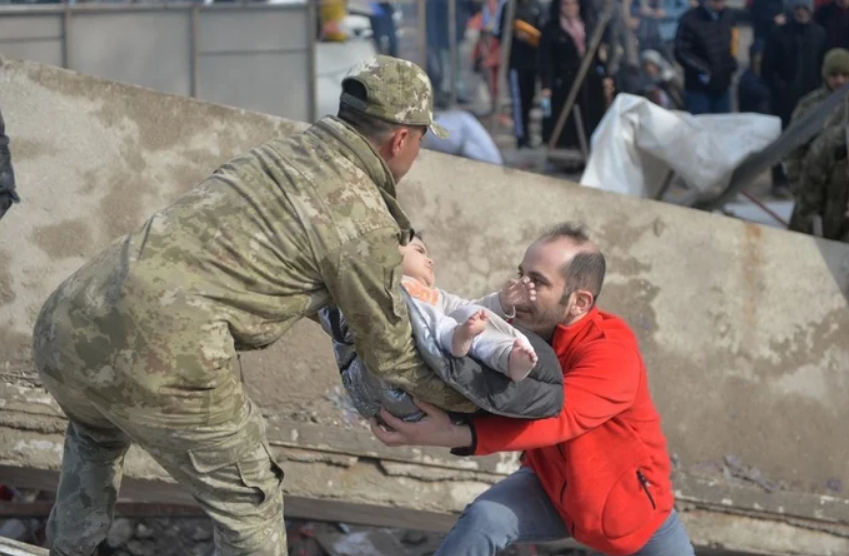 Foshnja 15 muajshe u nxor nga rrënojat 31 orë pas tërmetit në Kahramanmaraş