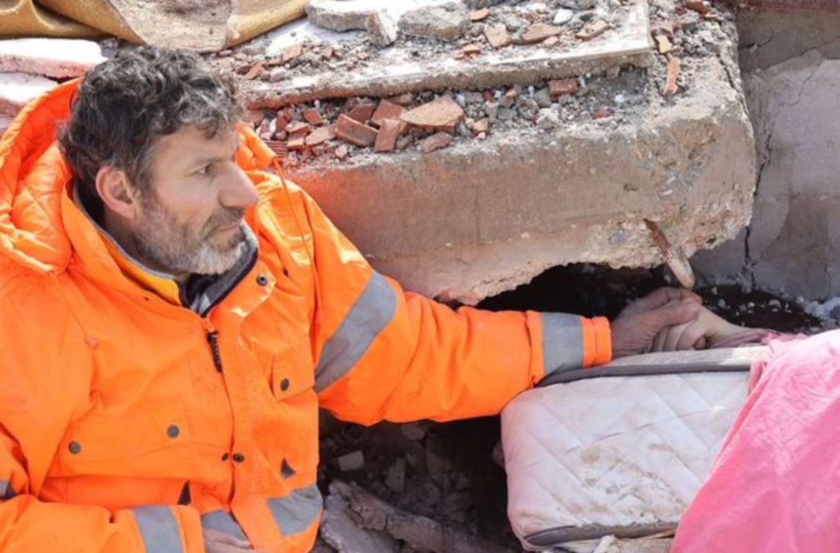 Pamje zemërthyese nga Turqia/ Babai mban dorën e vajzës së pajetë nën rrënoja