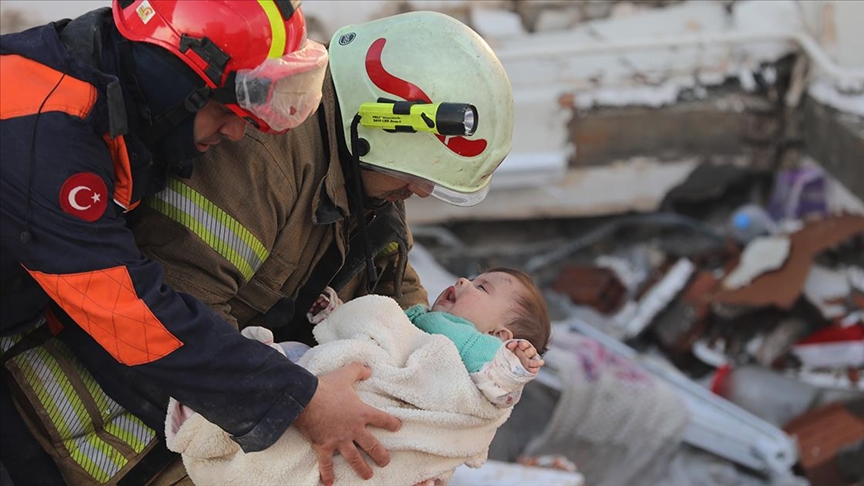 Nëna dhe foshnja u shpëtuan nga rrënojat 29 orë pas tërmetit në Hatay
