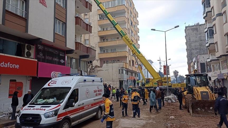 Türkiye, pas 28 orësh nën rrënoja shpëtohet një nënë me 3 fëmijë