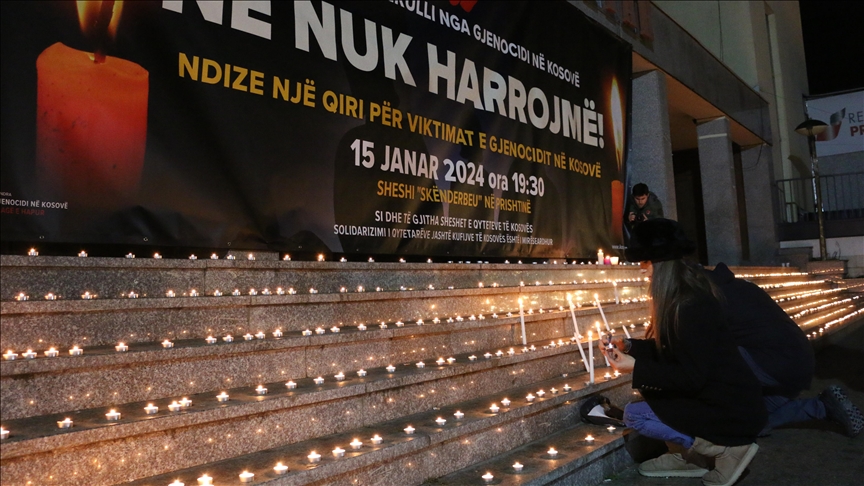 Prishtinë, ndizen qirinj në 25-vjetorin e Masakrës së Reçakut
